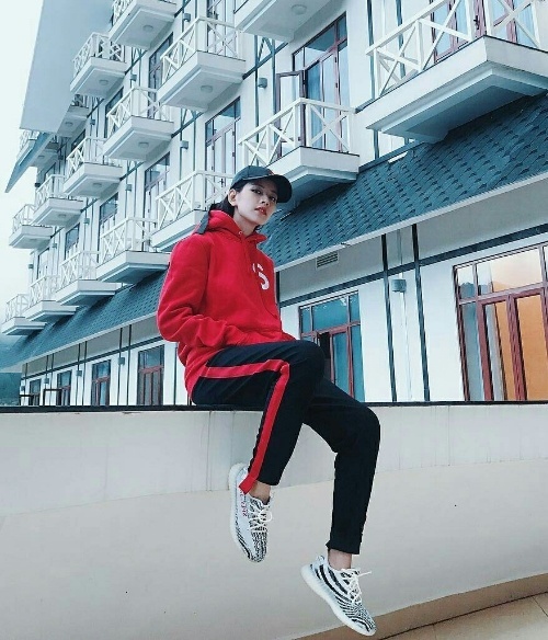 Học sao Việt cách mặc áo hoodie đơn giản và sành điệu - Hình 2