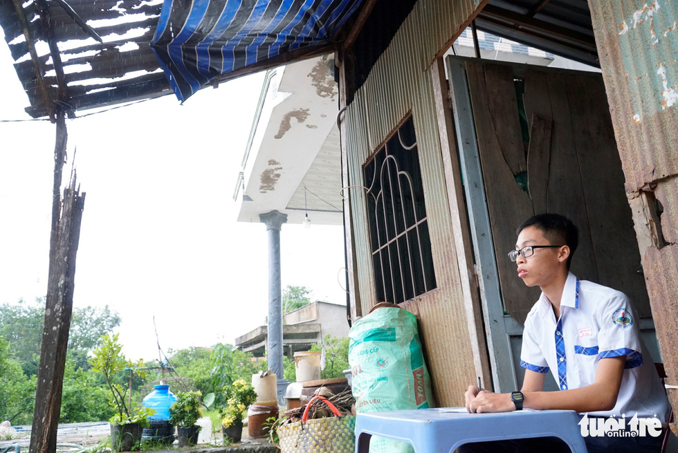 Cậu học trò ba năm qua sống một mình trong ngôi nhà nát đậu đại học Công nghệ thông tin - Hình 2