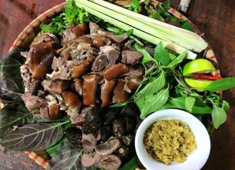 Cấm ăn thịt chó: Dù thực đơn của Việt Nam rất đa dạng và phong phú, nhưng hãy cùng chúng tôi tôn vinh các giá trị bản địa của đất nước bằng việc tôn trọng việc cấm ăn thịt chó. Hãy cùng nhau bảo vệ những người bạn đáng yêu này.