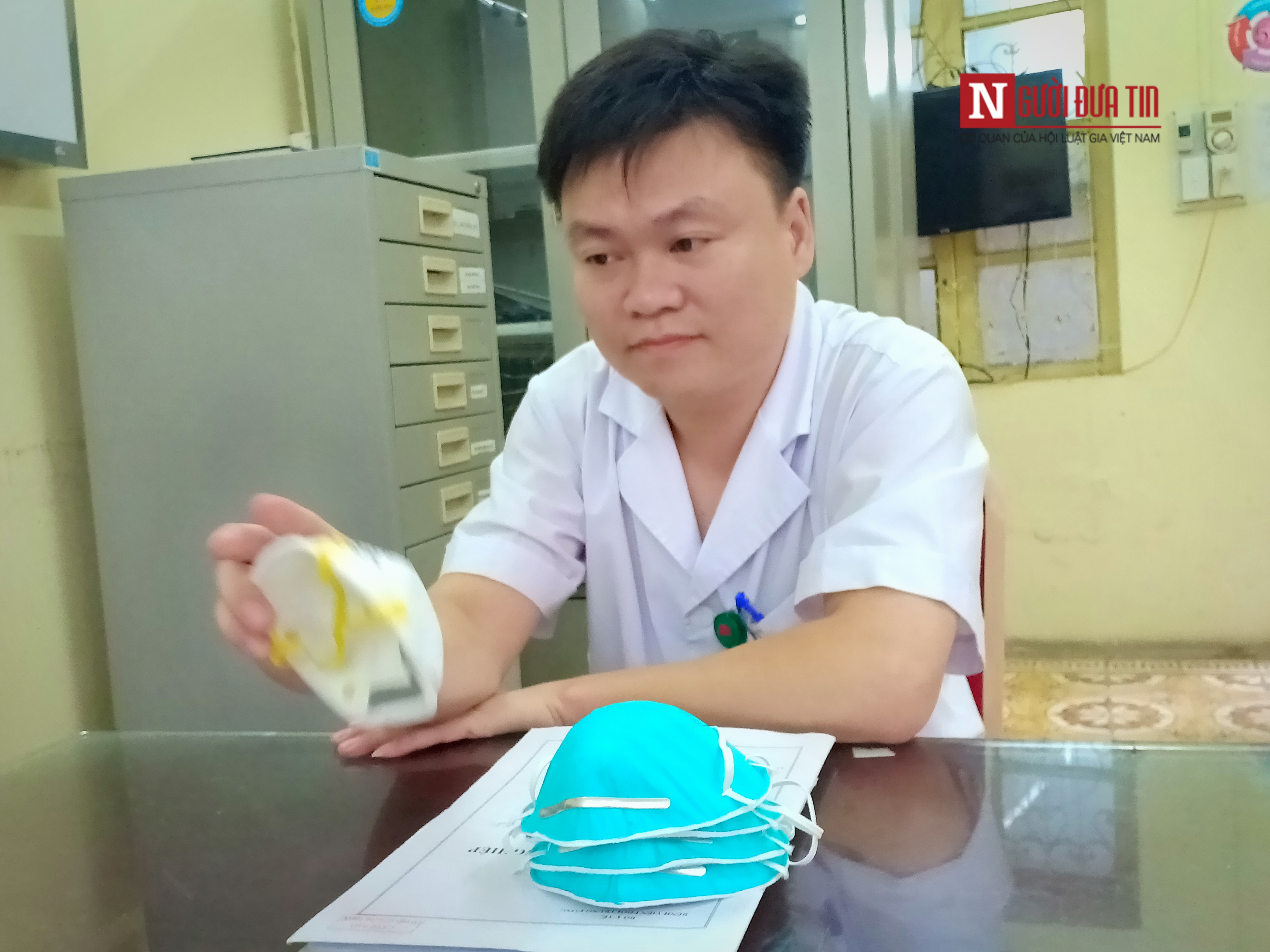 ha noi trong bao dong do ve o nhiem khong khi bac si tiet lo khau trang chuan chong bui nguoi dan nen dung c434ab