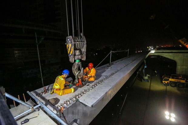 Công nhân trắng đêm lao dầm xây cầu cạn vành đai 3 - Hình 14