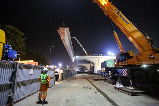 Công nhân trắng đêm lao dầm xây cầu cạn vành đai 3 - Hình 5