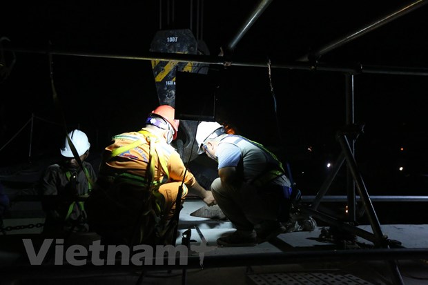Công nhân trắng đêm lao dầm xây cầu cạn vành đai 3 - Hình 13