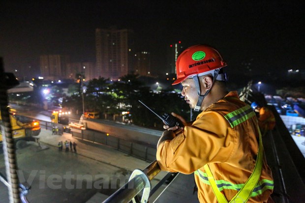Công nhân trắng đêm lao dầm xây cầu cạn vành đai 3 - Hình 11