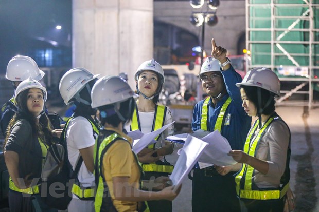 Công nhân trắng đêm lao dầm xây cầu cạn vành đai 3 - Hình 4