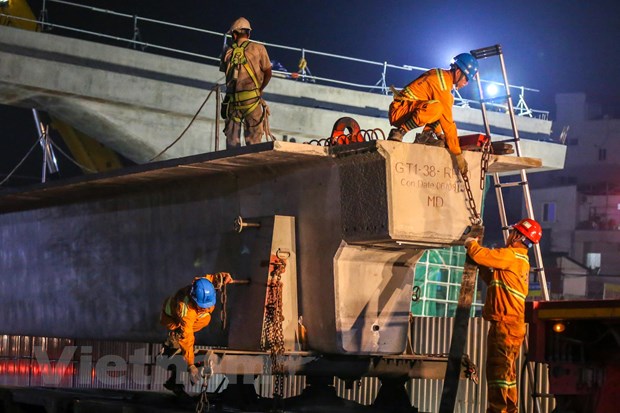 Công nhân trắng đêm lao dầm xây cầu cạn vành đai 3 - Hình 3