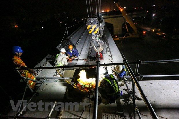 Công nhân trắng đêm lao dầm xây cầu cạn vành đai 3 - Hình 12