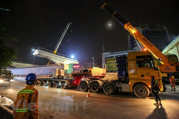 Công nhân trắng đêm lao dầm xây cầu cạn vành đai 3 - Hình 1
