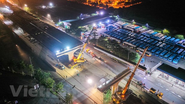 Công nhân trắng đêm lao dầm xây cầu cạn vành đai 3 - Hình 6
