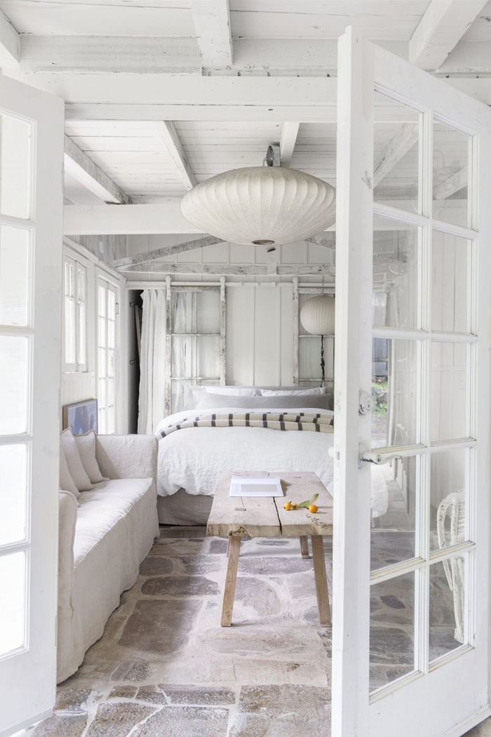 Phòng ngủ màu trắng – Biến căn phòng ngủ của bạn thành một nơi đầy sáng tạo bằng màu trắng tinh khiết. Màu trắng mang lại sự thanh nhã, tinh tế và giúp tôn lên sự sang trọng cho phòng ngủ của bạn. Hãy cùng chiêm ngưỡng những hình ảnh đẹp và lựa chọn ý tưởng cho căn phòng ngủ màu trắng thật hoàn hảo.