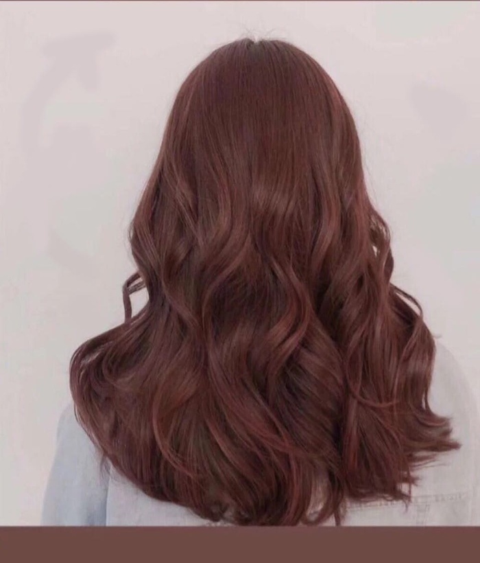 Màu tóc nâu berry thực sự là một lựa chọn tuyệt vời cho tóc của bạn. Sử dụng màu này, tóc của bạn sẽ trở nên rực rỡ và đầy cảm hứng. Hơn nữa, đây là một màu tóc phù hợp cho mọi loại da và phong cách.