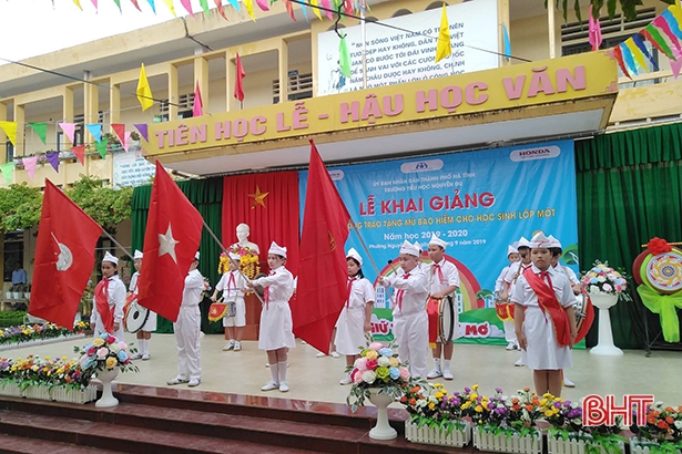 260 trường học ở Hà Tĩnh khai giảng năm học mới - Hình 1