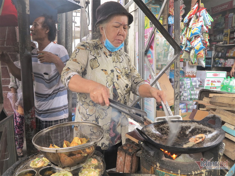 Ăn 5 chiếc bánh xèo, người phụ nữ để lại đứa con 3 tuổi cho chủ quán - Hình 4
