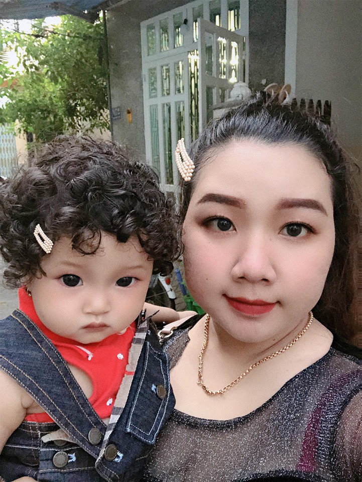 Cư dân mạng nháo nhác với bé gái có mái tóc xoăn tít thò lò, trông không khác gì Công Phượng - Hình 6