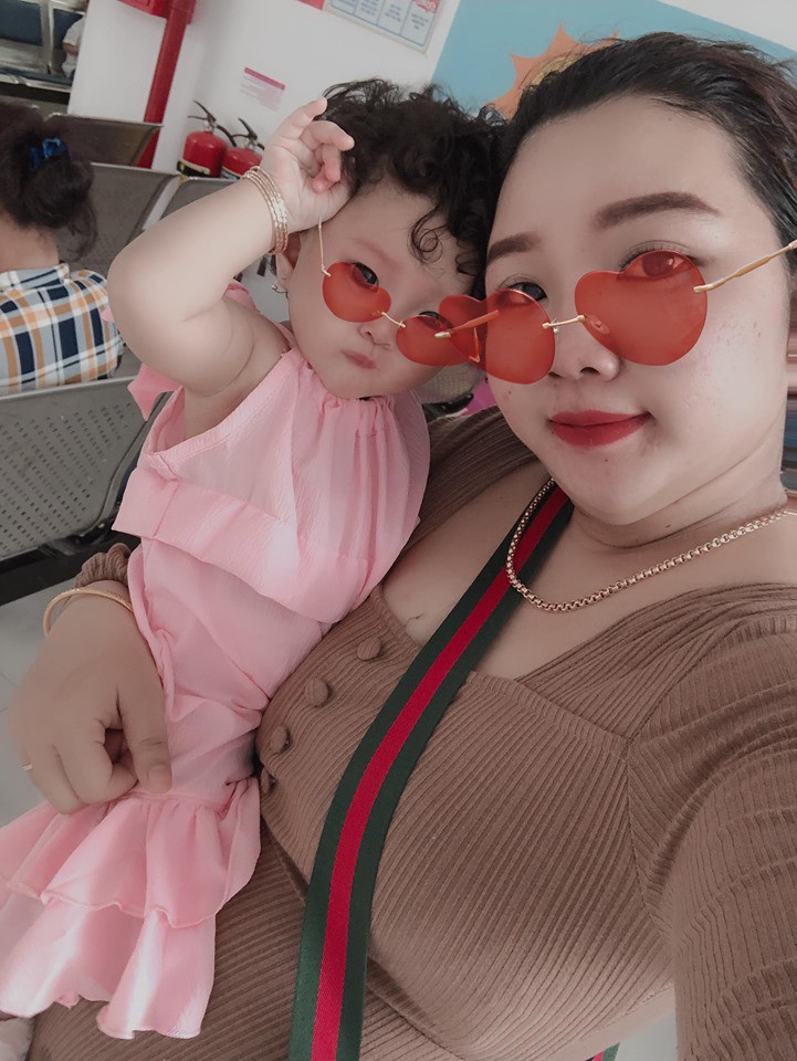 Cư dân mạng nháo nhác với bé gái có mái tóc xoăn tít thò lò, trông không khác gì Công Phượng - Hình 4