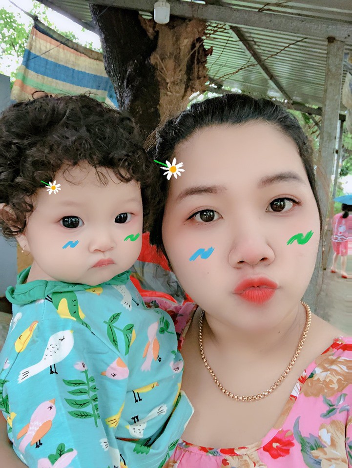 Cư dân mạng nháo nhác với bé gái có mái tóc xoăn tít thò lò, trông không khác gì Công Phượng - Hình 3