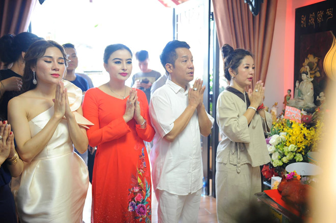 Minh Nhí, Thanh Bạch đến dâng hương Tổ nghề ở nhà Thúy Nga - Hình 1