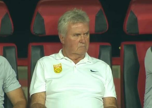 HLV Guus Hiddink thất thần, bất lực trước 2 cầu thủ U22 Việt Nam - Hình 1