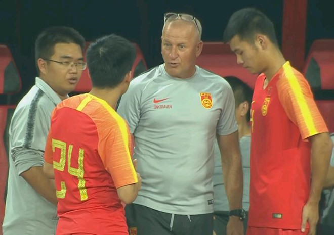 HLV Guus Hiddink thất thần, bất lực trước 2 cầu thủ U22 Việt Nam - Hình 2