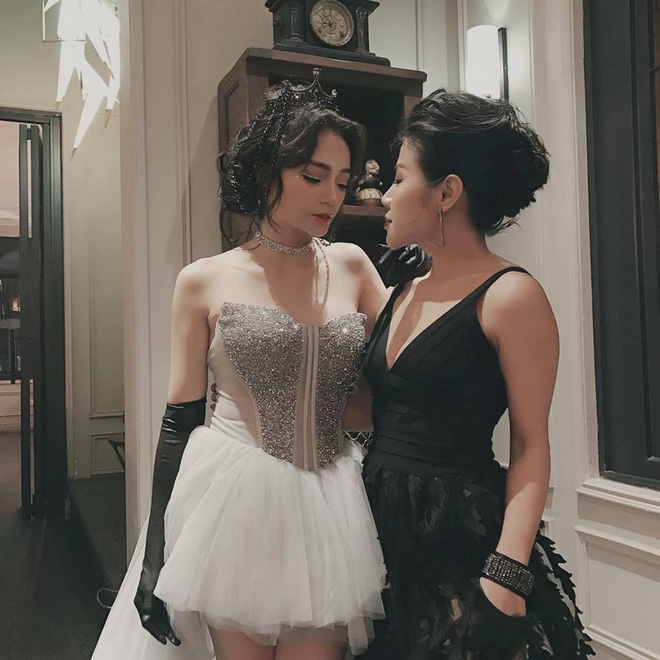 Hội bạn thân hot mom của Ngọc Mon: Lên đồ mừng sinh nhật như poster phim TVB, các ông chồng cũng chịu khó đu đưa diễn xuất - Hình 12