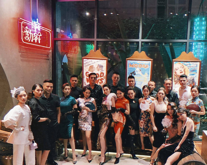 Hội bạn thân hot mom của Ngọc Mon: Lên đồ mừng sinh nhật như poster phim TVB, các ông chồng cũng chịu khó đu đưa diễn xuất - Hình 1