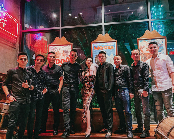 Hội bạn thân hot mom của Ngọc Mon: Lên đồ mừng sinh nhật như poster phim TVB, các ông chồng cũng chịu khó đu đưa diễn xuất - Hình 3