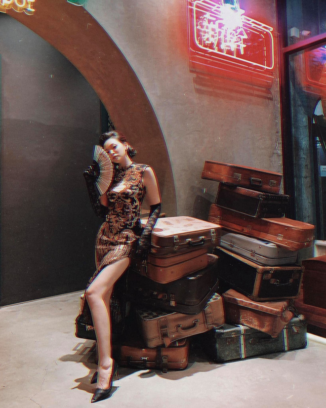Hội bạn thân hot mom của Ngọc Mon: Lên đồ mừng sinh nhật như poster phim TVB, các ông chồng cũng chịu khó đu đưa diễn xuất - Hình 4