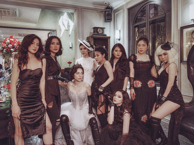 Hội bạn thân hot mom của Ngọc Mon: Lên đồ mừng sinh nhật như poster phim TVB, các ông chồng cũng chịu khó đu đưa diễn xuất - Hình 11