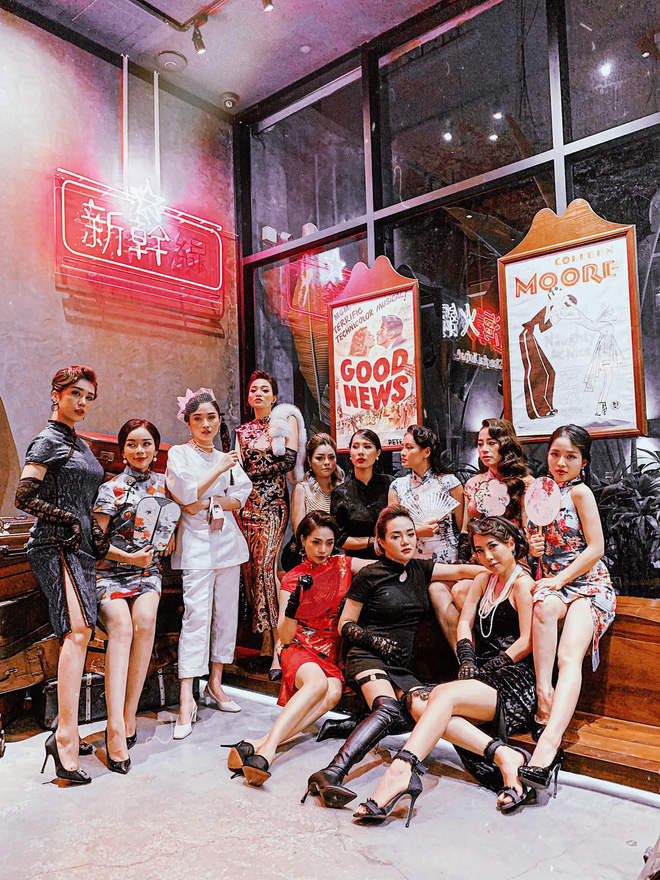 Hội bạn thân hot mom của Ngọc Mon: Lên đồ mừng sinh nhật như poster phim TVB, các ông chồng cũng chịu khó đu đưa diễn xuất - Hình 2