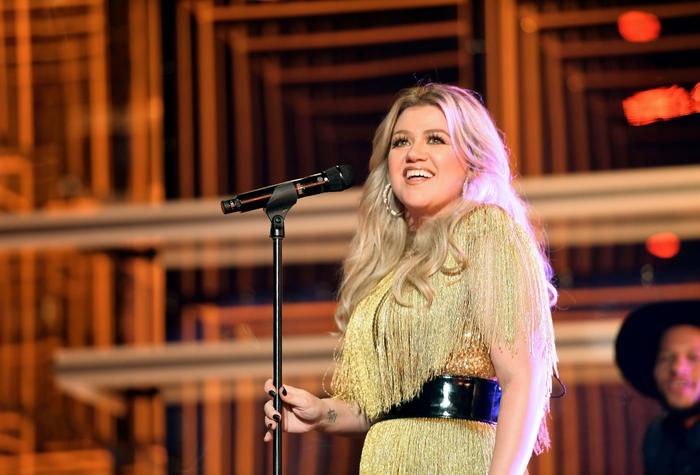 Kelly Clarkson hết lời ngợi ca Taylor Swift: Cô ấy là nữ doanh nhân thông minh nhất trong ngành công nghiệp âm nhạc - Hình 3
