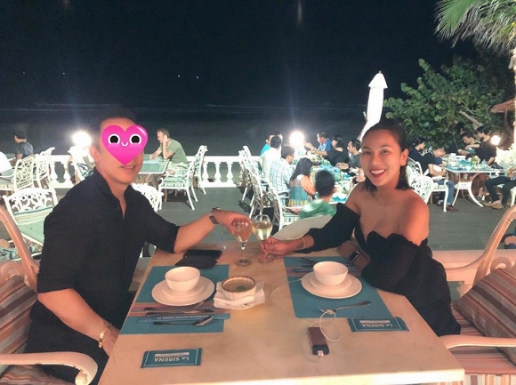 Khánh Ngọc đăng ảnh ôm bạn trai trong phòng riêng nhưng vòng 1 của cô mới đáng chú ý - Hình 1