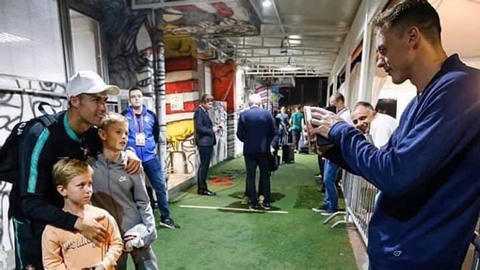 Matic đứng chờ Ronaldo vì thỉnh cầu của con trai - Hình 1