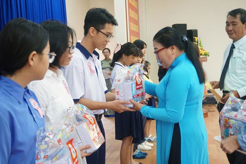 Tiếp sức con giáo viên khó khăn tới trường - Hình 1