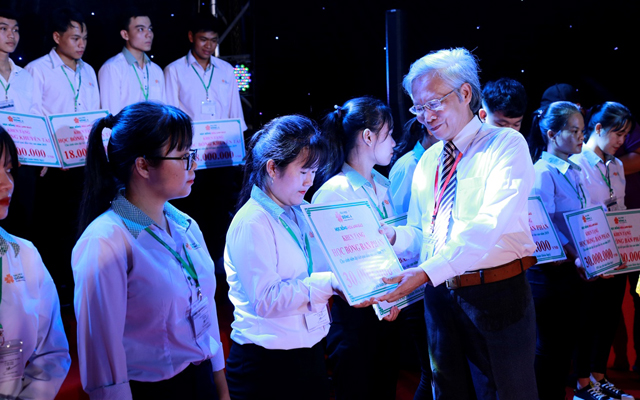 Nhiều suất học bổng khuyến học dành cho sinh viên Đà Nẵng - Hình 2