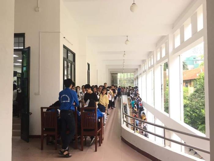 Nhiều tân sinh viên 'khốn khổ' vì xếp hàng, ngồi kín cả hội trường để nghe sinh hoạt trong ngày đầu tiên nhập học - Hình 5