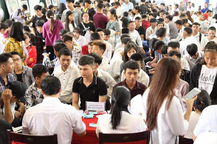 Nhiều tân sinh viên 'khốn khổ' vì xếp hàng, ngồi kín cả hội trường để nghe sinh hoạt trong ngày đầu tiên nhập học - Hình 6