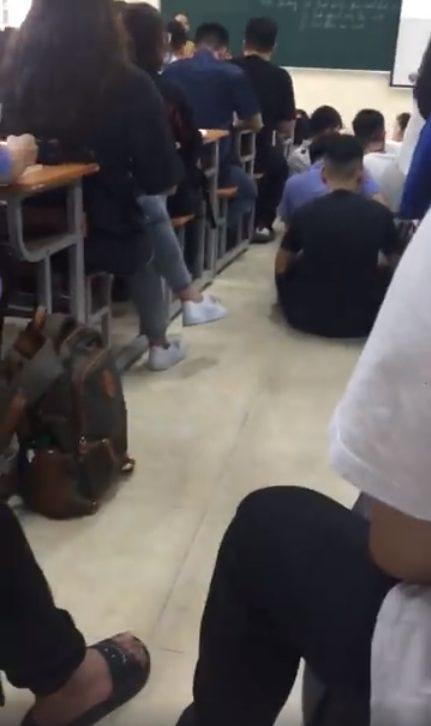 Nhiều tân sinh viên 'khốn khổ' vì xếp hàng, ngồi kín cả hội trường để nghe sinh hoạt trong ngày đầu tiên nhập học - Hình 2