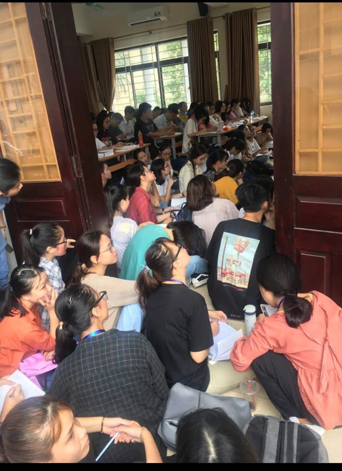 Nhiều tân sinh viên 'khốn khổ' vì xếp hàng, ngồi kín cả hội trường để nghe sinh hoạt trong ngày đầu tiên nhập học - Hình 1