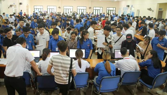 Nhiều tân sinh viên 'khốn khổ' vì xếp hàng, ngồi kín cả hội trường để nghe sinh hoạt trong ngày đầu tiên nhập học - Hình 7