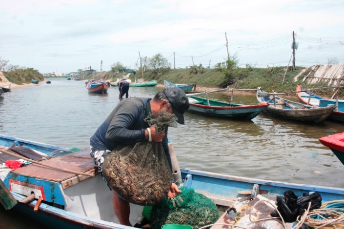 Ông ngư dân khuyết tật với nghề ăn cơm dương gian làm việc âm phủ - Hình 1