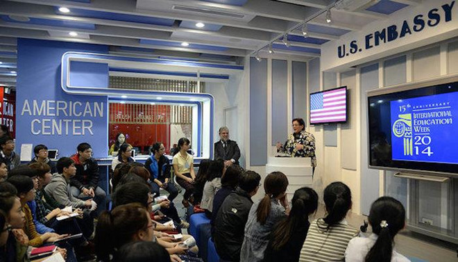 Đại sứ quán Mỹ tạm dừng cấp visa và đóng cửa nhiều dịch vụ trong tháng 10 - Hình 1