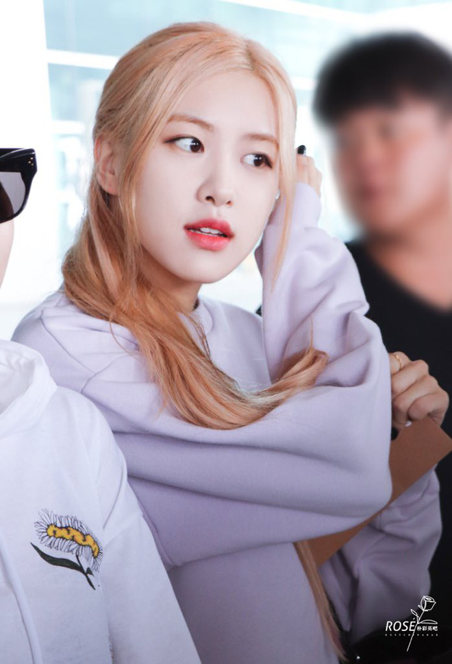 BLACKPINK gây náo loạn sân bay: Jennie ngầu như tổng tài, Lisa và Rosé đơn giản nhưng xinh như búp bê sống - Hình 6