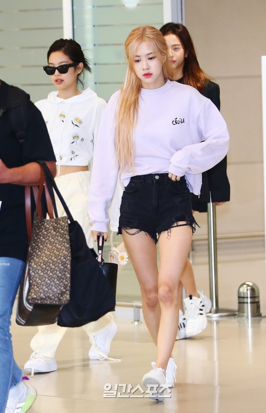 BLACKPINK gây náo loạn sân bay: Jennie ngầu như tổng tài, Lisa và Rosé đơn giản nhưng xinh như búp bê sống - Hình 4