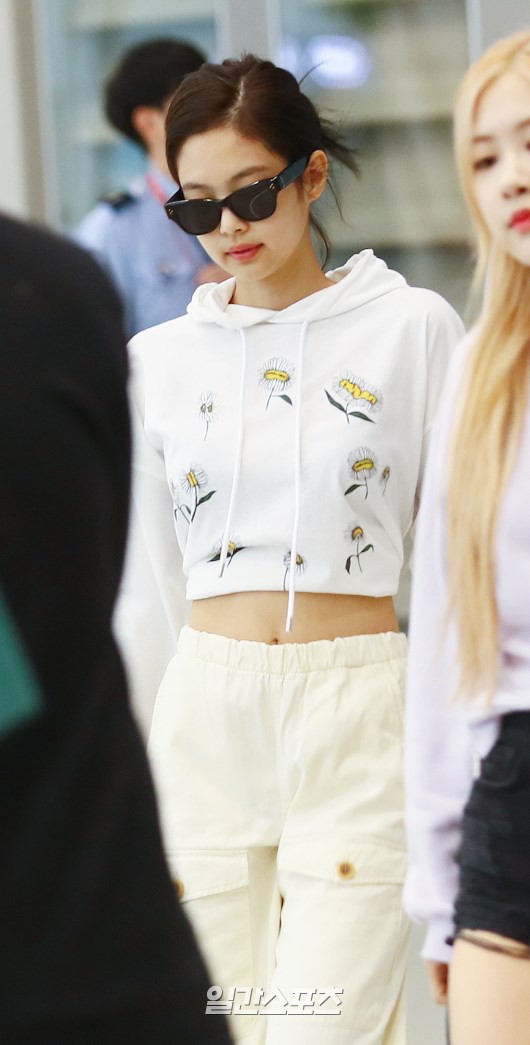 BLACKPINK gây náo loạn sân bay: Jennie ngầu như tổng tài, Lisa và Rosé đơn giản nhưng xinh như búp bê sống - Hình 11