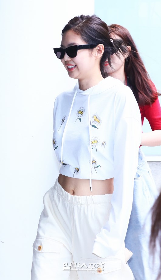 BLACKPINK gây náo loạn sân bay: Jennie ngầu như tổng tài, Lisa và Rosé đơn giản nhưng xinh như búp bê sống - Hình 12