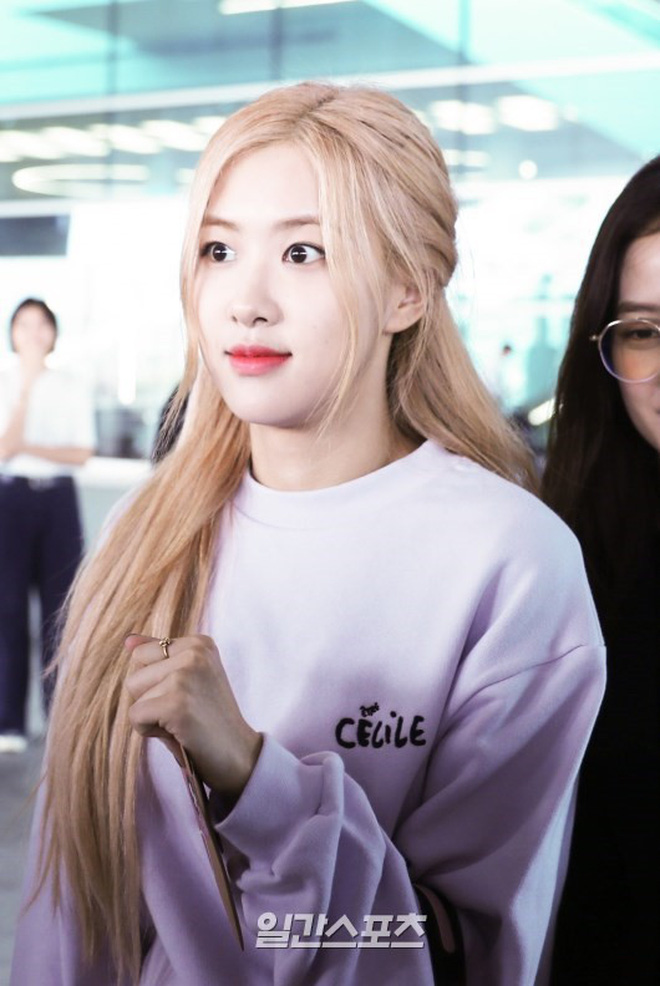BLACKPINK gây náo loạn sân bay: Jennie ngầu như tổng tài, Lisa và Rosé đơn giản nhưng xinh như búp bê sống - Hình 9