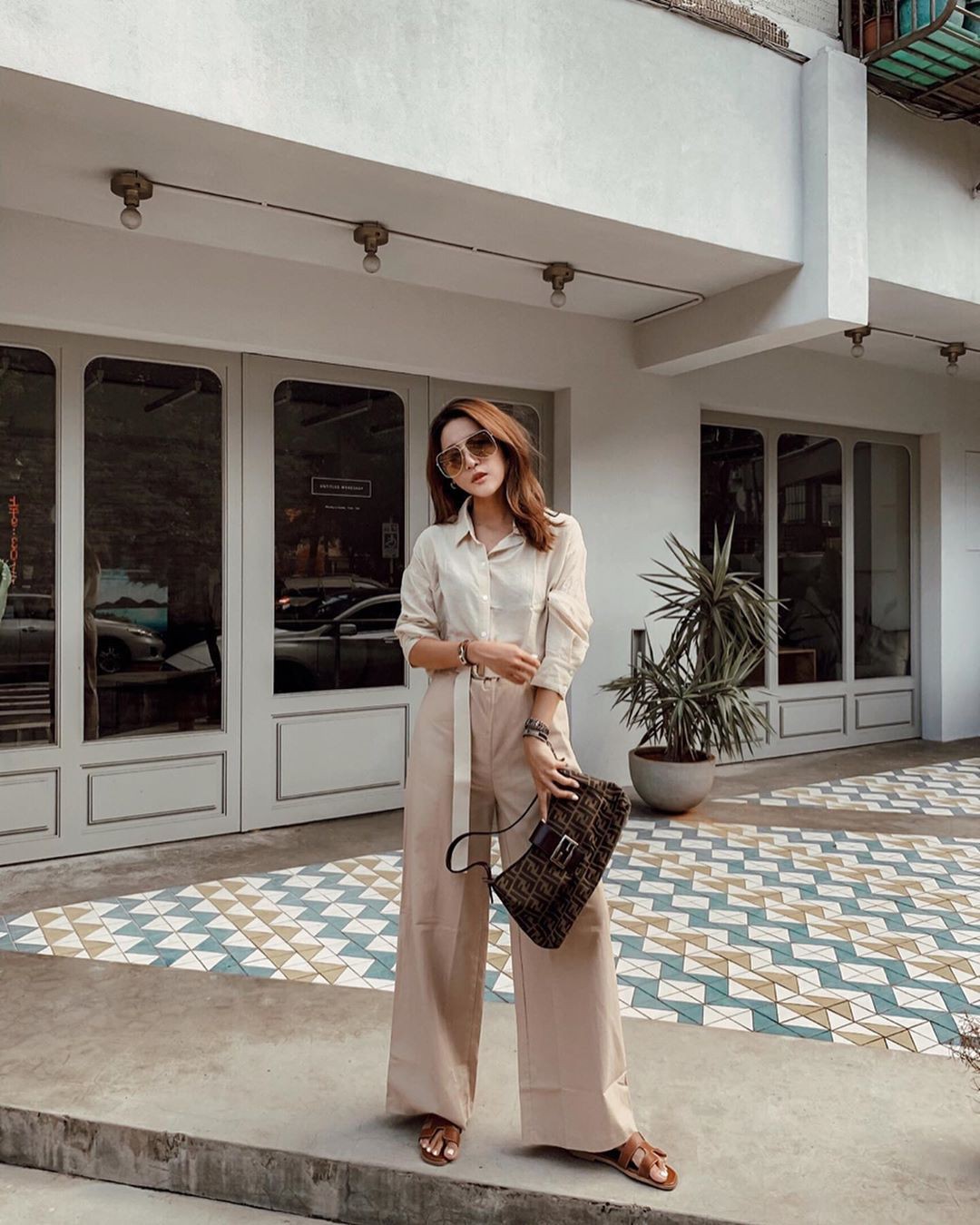 Trông cũng đơn giản mà sao diện lên sang chảnh hết sức, đây là 4 ý tưởng diện đồ nàng công sở không thể bỏ qua - Hình 4