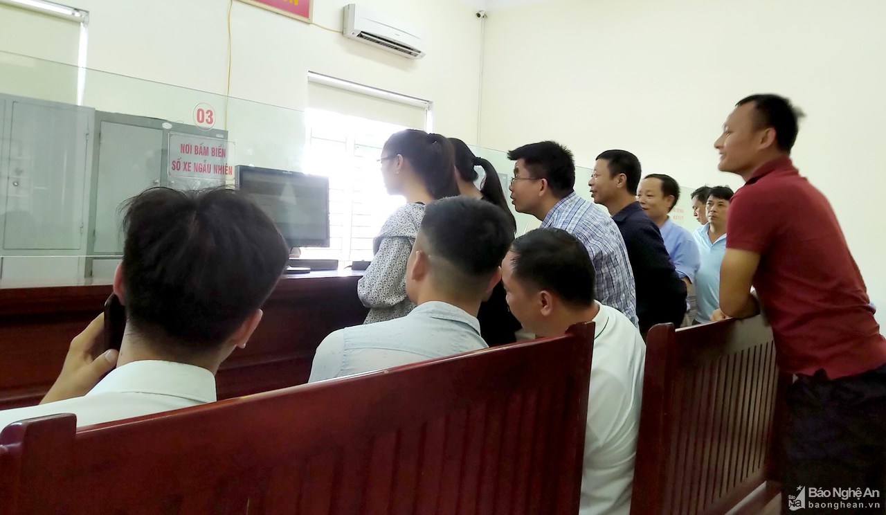 Trọng Hoàng mua xe sang, bấm được biển số đẹp? - Hình 3