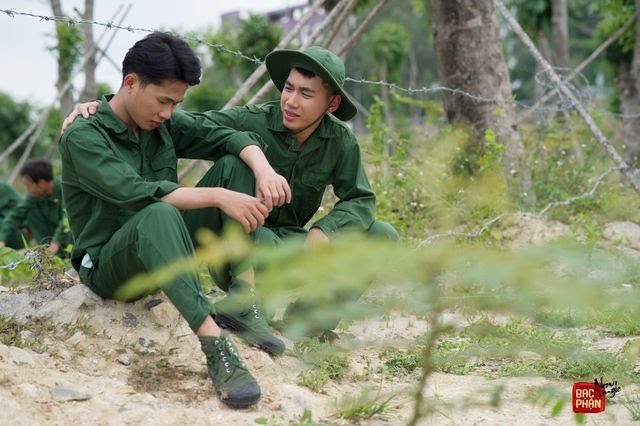 Sơn Tùng - Jack mặc quân phục, fan bùng nổ tranh luận xem ai đẹp hơn - Hình 2