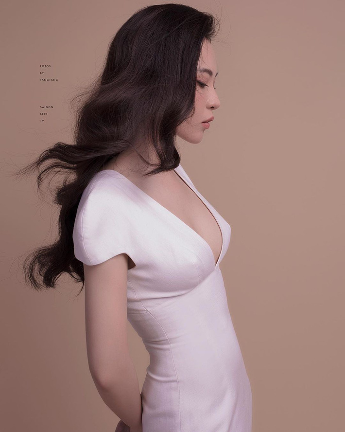 Vướng ngay vết xe đổ của Đông Nhi, Đàm Thu Trang diện váy liền cổ sâu hút nhưng điều mà dân tình chú ý lại là chi tiết nhọn hoắt này - Hình 1